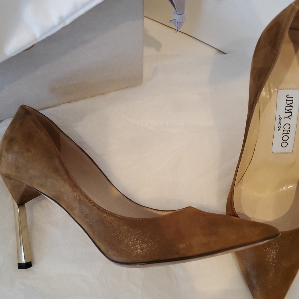 Jimmy Choo pump in tan. Size 35 (EU) 5(US)